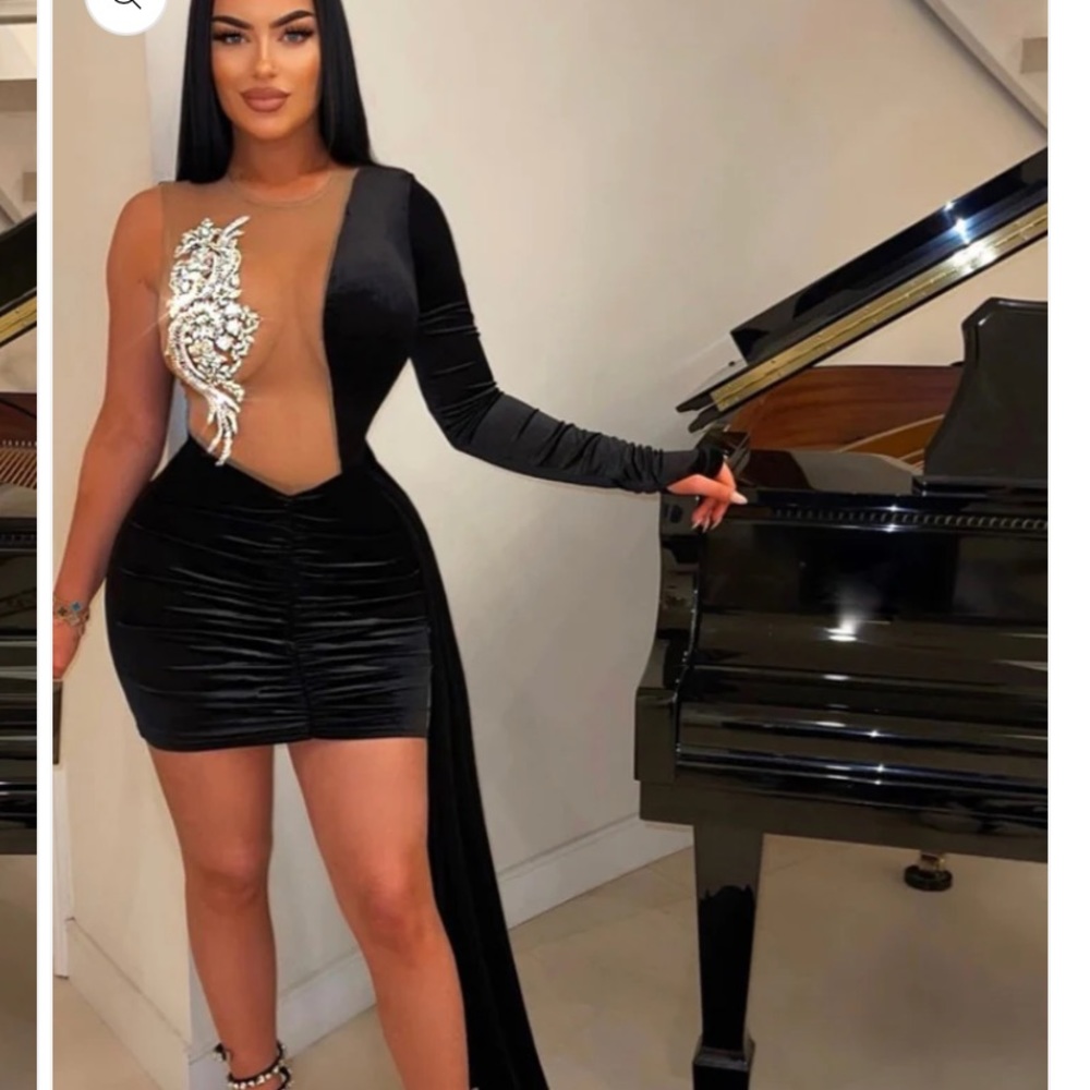 Black elegant dress can be work for prom are other special occasion.